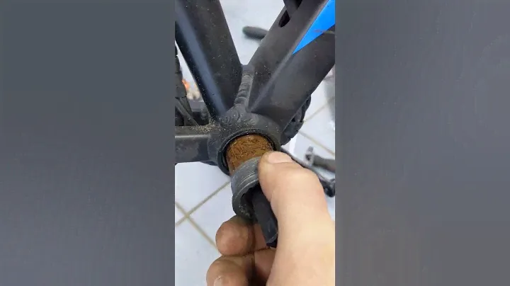 ужасно грязный кареточный узел на горном велосипеде
